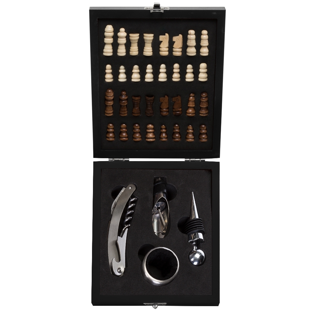 Kit vinho 4 peças em estojo tabuleiro de xadrez. Contém wine collar, tampa de bico, bico condutor com tampa e saca-rolhas metálico com lâmina de corte e abridor de garrafa. Estojo com trava de segurança e área interna com berço de espuma, acompanham 32 peças de xadrez e plaquinha metálica para personalização.