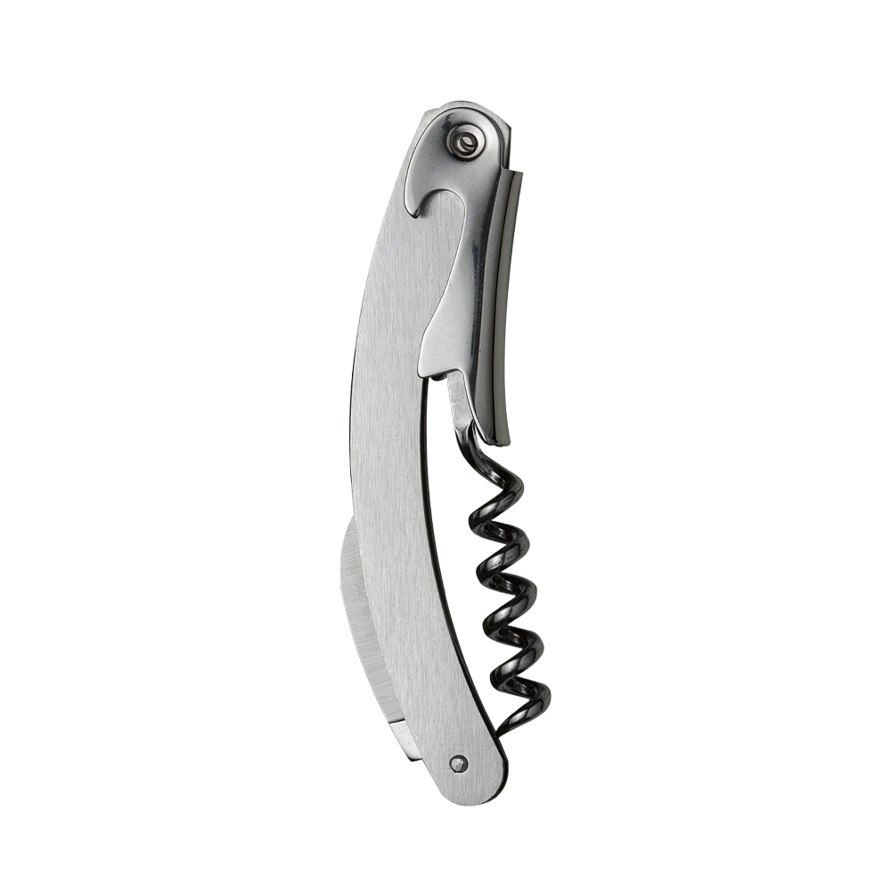 Saca-rolhas metálico com lâmina de corte e abridor de garrafa.