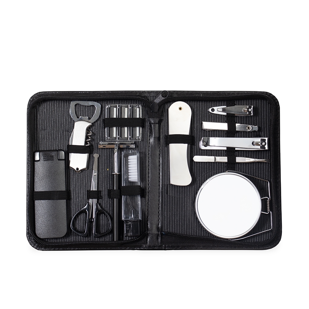 Kit masculino 12 peças em estojo de couro sintético, parte interna revestida com plástico em relevo e elástico para fixação dos itens. Possui: removedor de pelos, abridor saca rolha, tesoura,  aparelho de barbear, lâminas para barba(3 unidades), escova de dente, pente, cortador de cutícula, mini kit unha 3 em 1(empurrador de cutícula, lixa, limpador de unha), cortador de unha, pinça e espelho duplo com aumento.